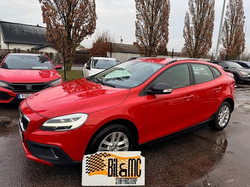 Röd Begagnad 2017 Volvo V40 Halvkombi | 138 800 kr (Marknadspris) - Bild 1/4