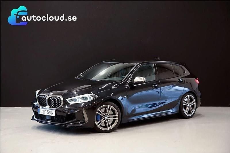 Svart Begagnad 2020 BMW M135 Shadowline Halvkombi | 369 900 kr (Marknadspris) - Bild 1/4
