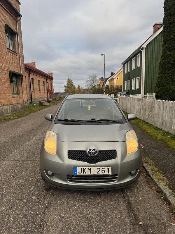 Grå Begagnad 2007 Toyota Yaris Halvkombi | 54 000 kr (Marknadspris) - Bild 1/4