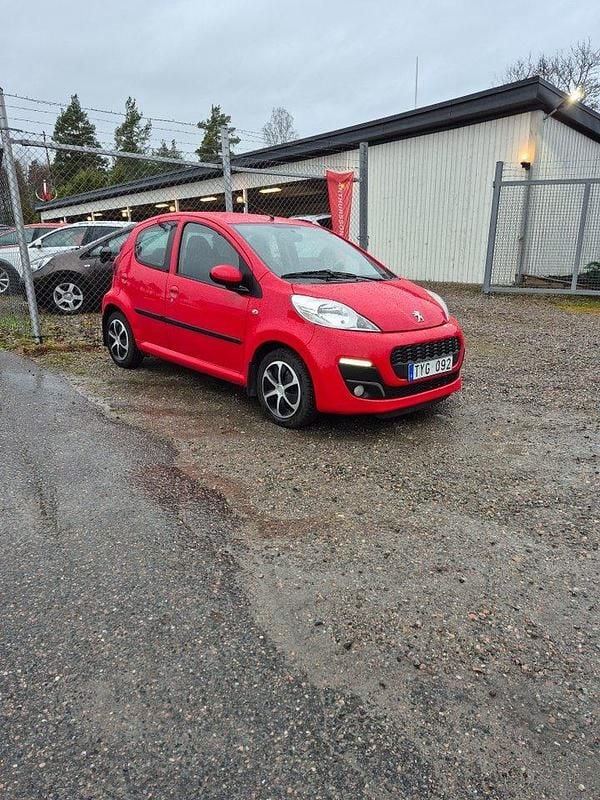 Röd Begagnad 2012 Peugeot 107 Halvkombi | 44 000 kr (Marknadspris) - Bild 1/4