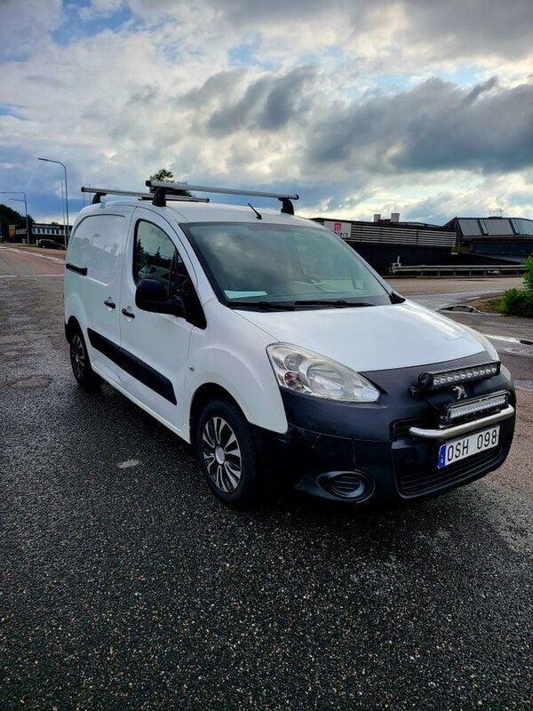 Vit Begagnad 2013 Peugeot Partner Minibuss | 49 900 kr (Marknadspris) - Bild 1/4