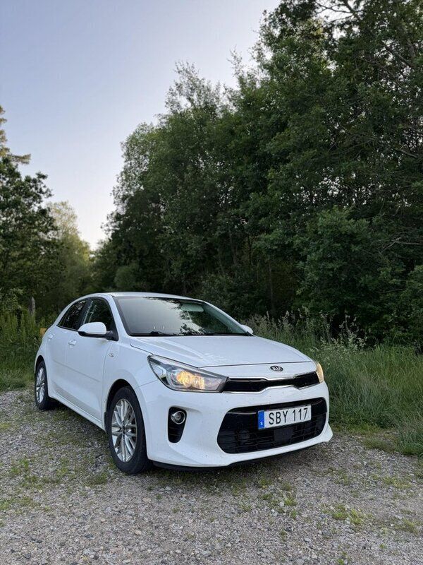 Vit Begagnad 2018 Kia Rio Halvkombi | 85 000 kr - Bild 1/4