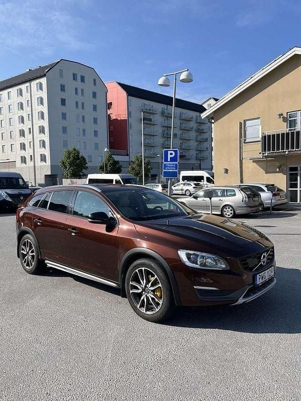 Brun Begagnad 2016 Volvo V60 CC Momentum Kombi | 135 000 kr (Marknadspris) - Bild 1/4