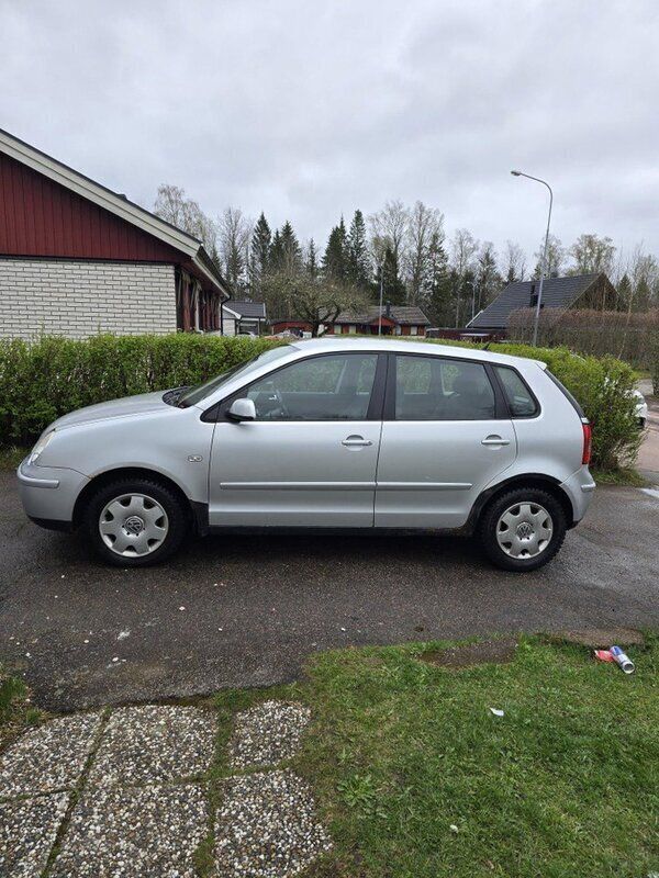 Silver Begagnad 2005 VW Polo Cricket Halvkombi | 10 000 kr - Bild 1/4