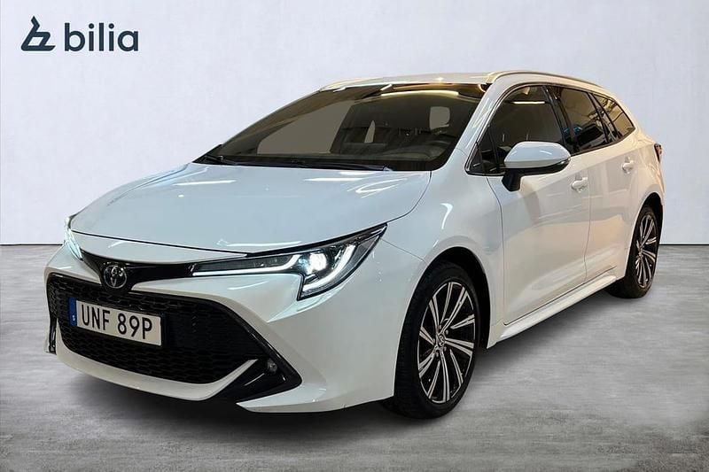 Vit Begagnad 2022 Toyota Corolla Style Kombi | 279 900 kr (Marknadspris) - Bild 1/4
