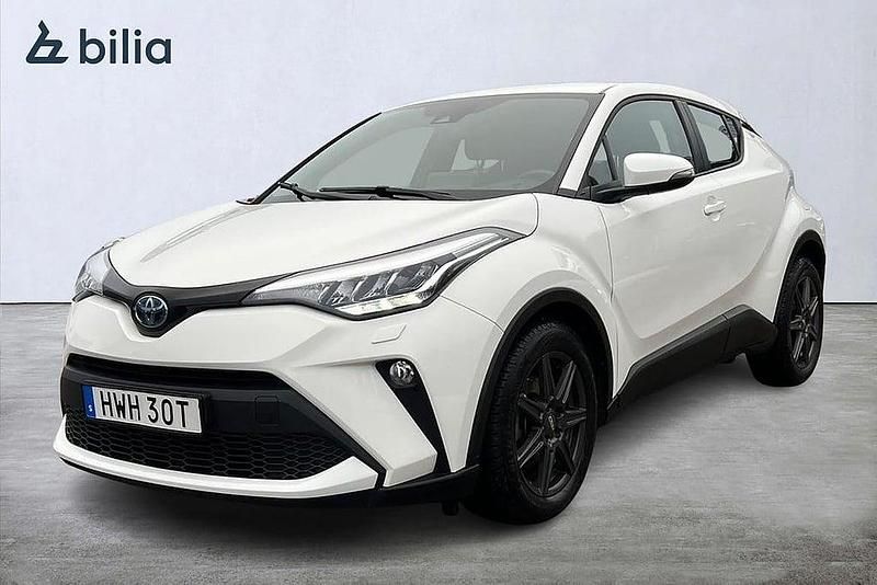 Vit Begagnad 2022 Toyota C-HR Active SUV | 264 900 kr (Marknadspris) - Bild 1/3