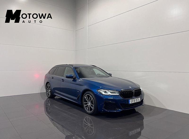 Blå Begagnad 2020 BMW 520 M Sport Kombi | 399 900 kr (Dyr) - Bild 1/4