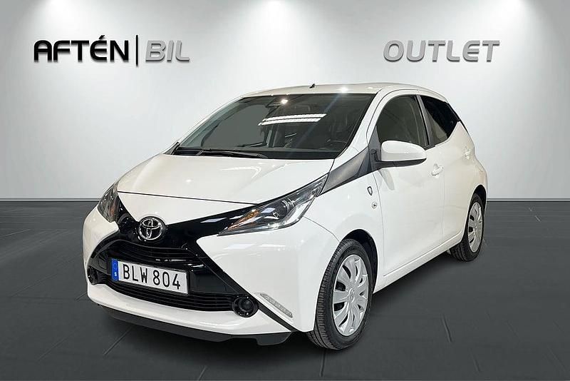 Vit Begagnad 2016 Toyota Aygo X-play Halvkombi | 99 800 kr (Marknadspris) - Bild 1/3