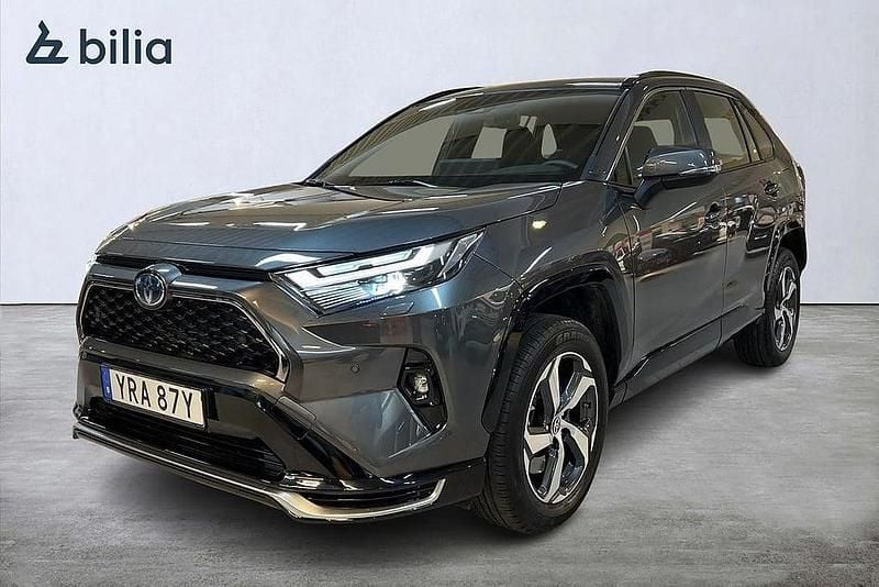 Mörkgrå Begagnad 2025 Toyota RAV4 Hybrid Active SUV | 519 900 kr (Marknadspris) - Bild 1/4