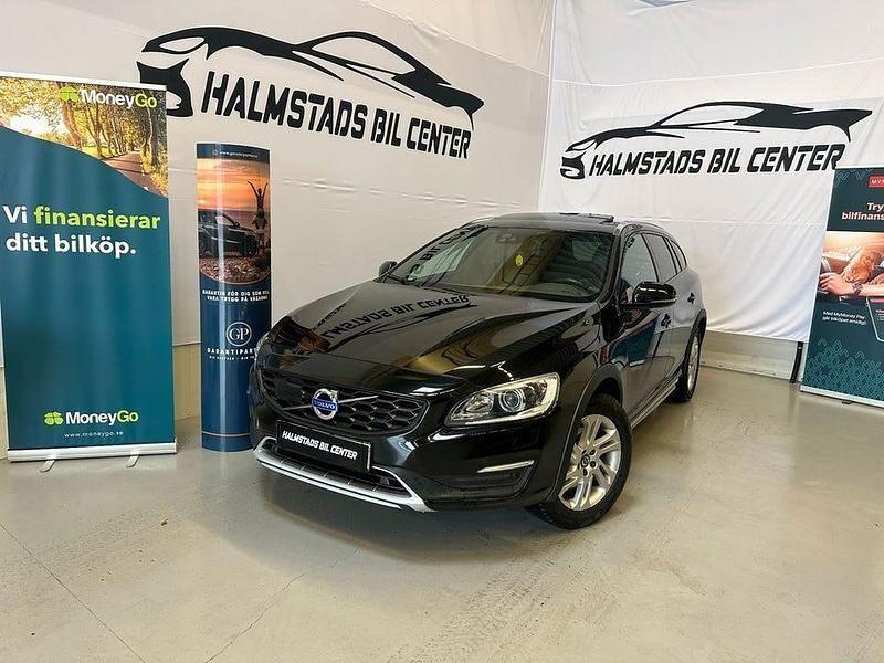 Svart Begagnad 2017 Volvo V60 CC Kombi | 174 900 kr (Superpris) - Bild 1/4