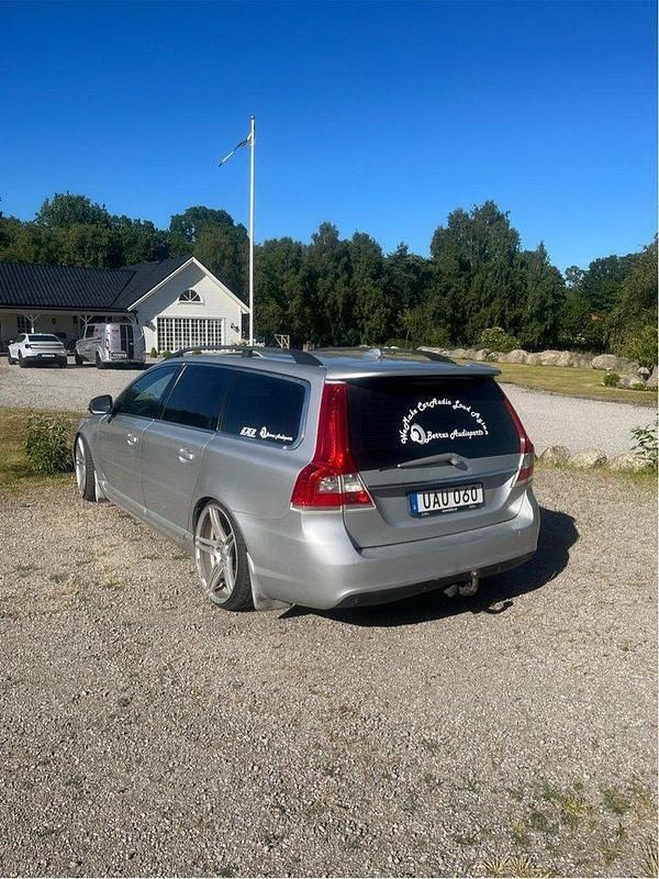 Grå Begagnad 2010 Volvo V70 Momentum Kombi | 75 000 kr (Bra pris) - Bild 1/4