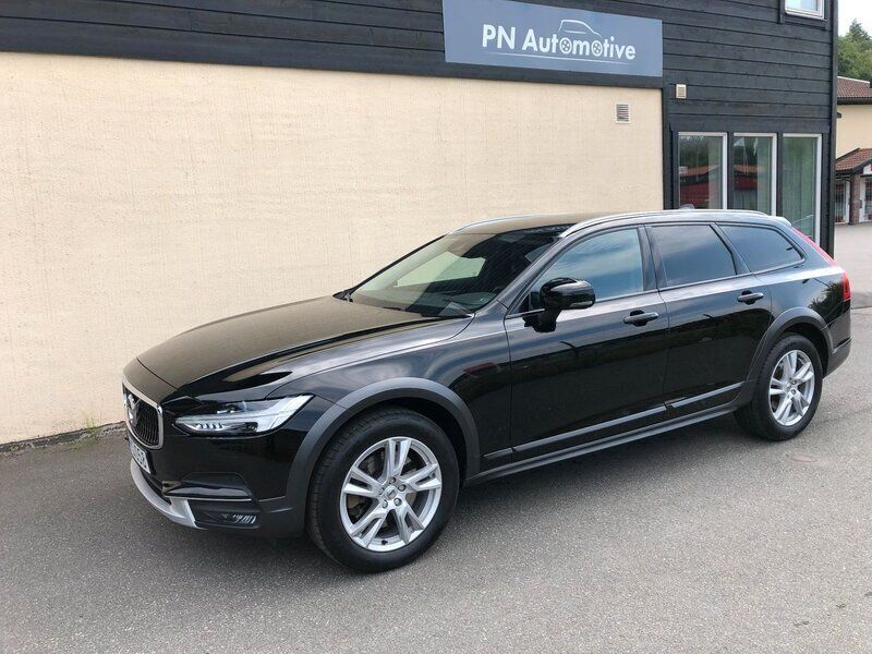 Svart Begagnad 2018 Volvo V90 CC Momentum Kombi | 258 900 kr (Bra pris) - Bild 1/4