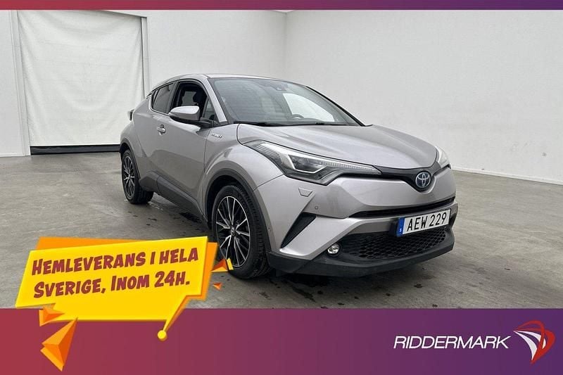 Mörkgrå (mgrå) Begagnad 2018 Toyota C-HR+ Executive SUV | 224 800 kr (Marknadspris) - Bild 1/3