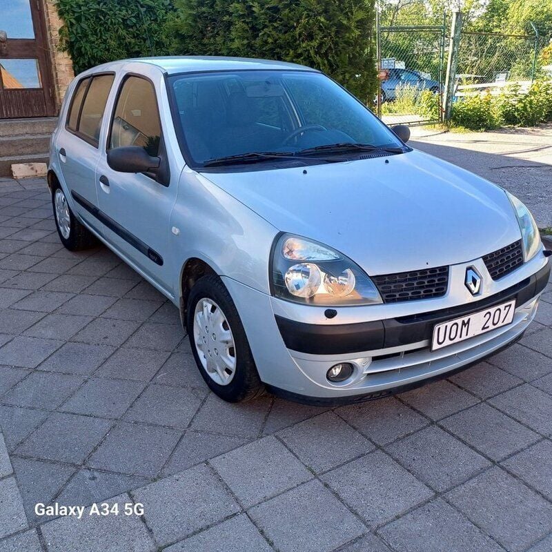 Ljusgrå (grå) Begagnad 2003 Renault Clio II Expression Halvkombi | 14 900 kr (Marknadspris) - Bild 1/4