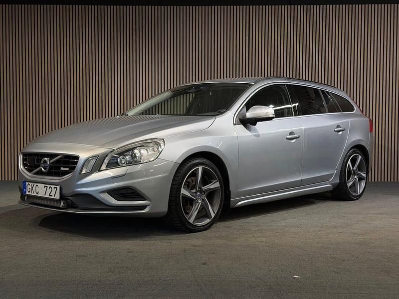 Silver Begagnad 2011 Volvo V60 R-Design Kombi | 99 000 kr (Marknadspris) - Bild 1/4