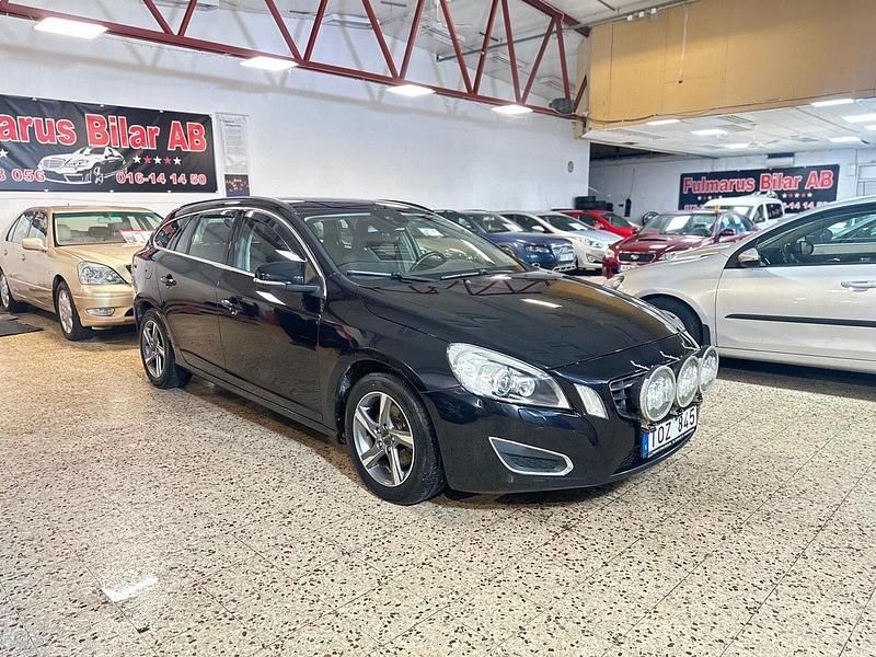 Svart Begagnad 2013 Volvo V60 Momentum Kombi | 85 900 kr (Marknadspris) - Bild 1/4