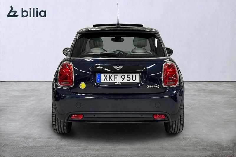 Begagnad Mini Cooper SE 135 kW (184 HK) 2023 Blå Halvkombi