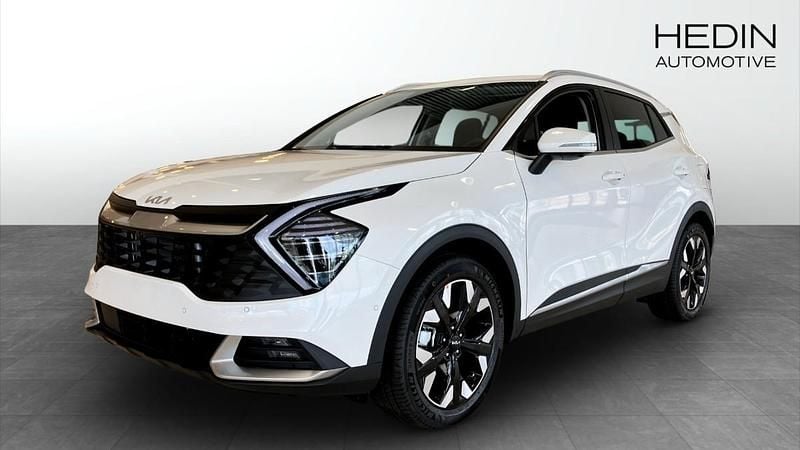 Vit (white) Ny 2025 Kia Sportage 2 SUV | 444 475 kr (Bra pris) - Bild 1/4