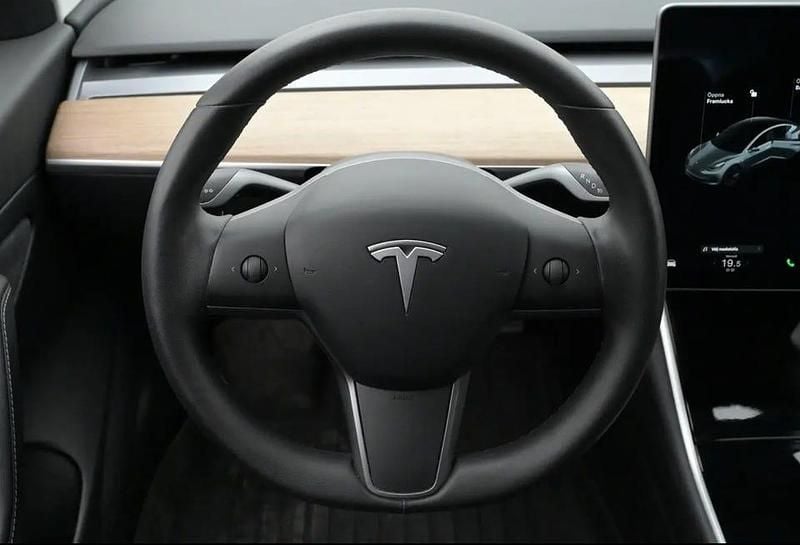 Begagnad Tesla Model 3 Standard Range Plus 239 kW (325 HK) 2020 Sedan