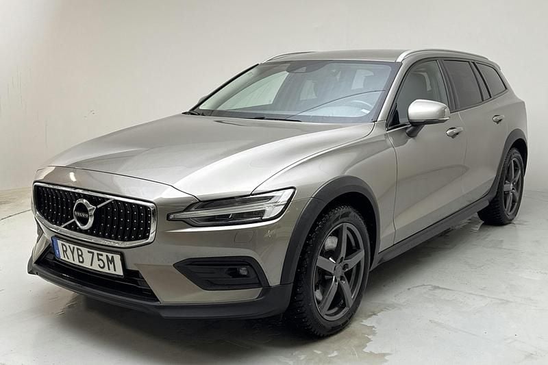 Begagnad Volvo V60 CC 197 HK (144 kW) 2022 Grå Kombi