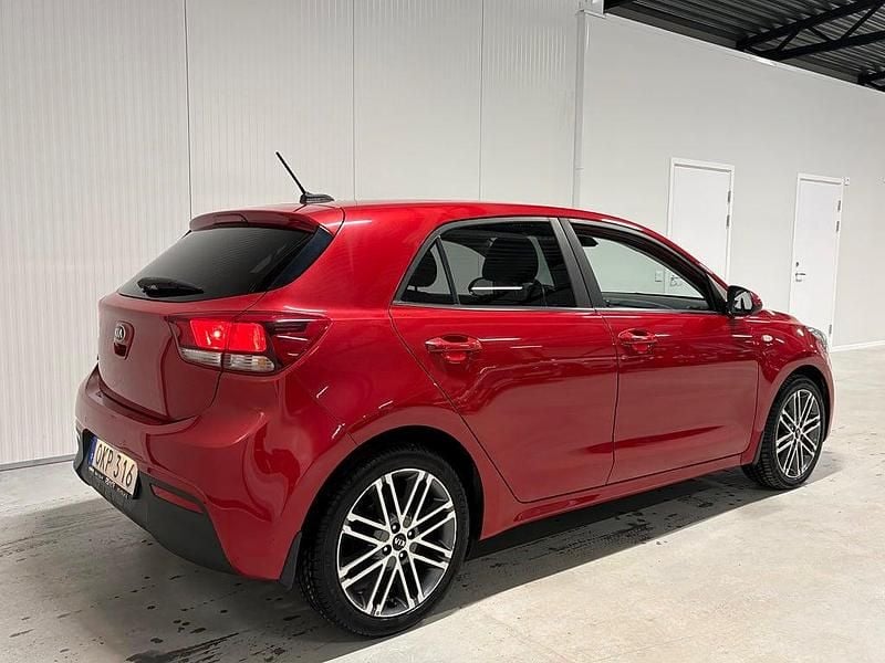 Begagnad Kia Rio 84 HK (61 kW) 2017 Röd Halvkombi