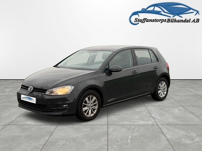 Mörkgrå Begagnad 2013 VW Golf VII Trendline Halvkombi | 109 000 kr (Marknadspris) - Bild 1/4