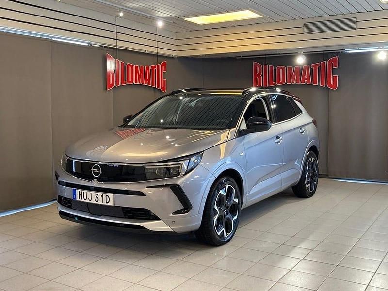 Grå Begagnad 2024 Opel Grandland X Edition SUV | 289 000 kr (Marknadspris) - Bild 1/4