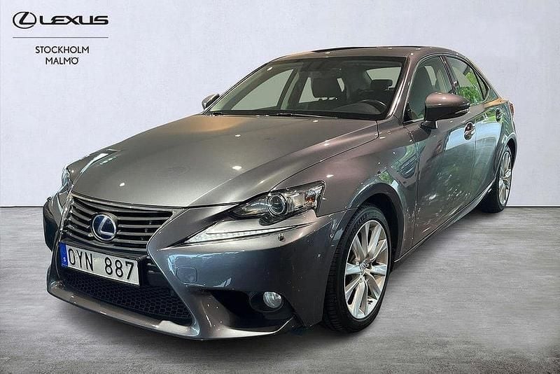 Grå Begagnad 2013 Lexus IS300h Sedan | 209 000 kr (Marknadspris) - Bild 1/4