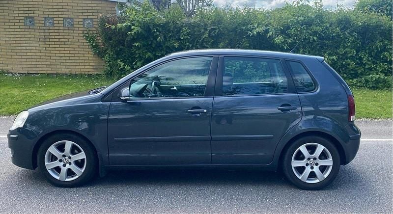 Grå Begagnad 2008 VW Polo Comfortline Halvkombi | 25 500 kr (Lite dyr) - Bild 1/4