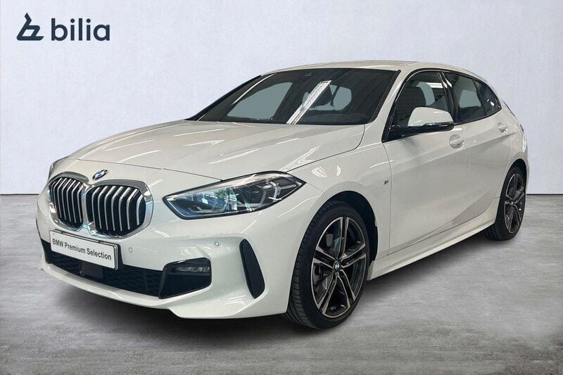 Vit Begagnad 2023 BMW 118 M Sport Halvkombi | 304 900 kr (Lite dyr) - Bild 1/4