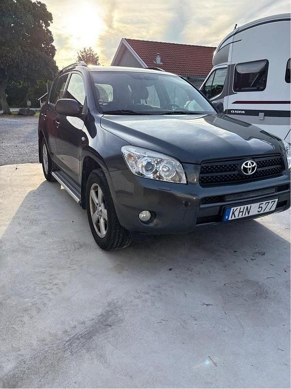 Grå Begagnad 2006 Toyota RAV4 SUV | 67 000 kr (Marknadspris) - Bild 1/4