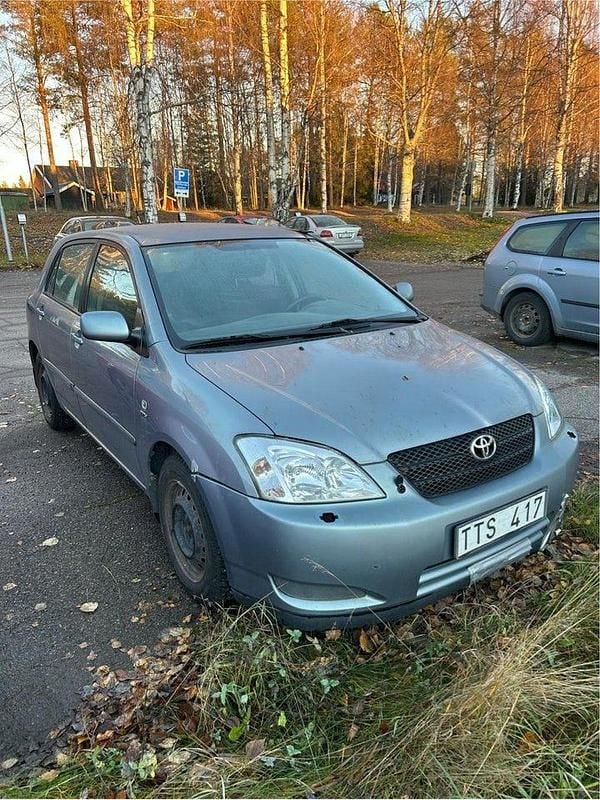 Blå Begagnad 2003 Toyota Corolla Halvkombi | 19 900 kr (Marknadspris) - Bild 1/4
