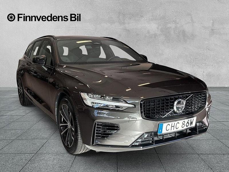 Grå Begagnad 2022 Volvo V60 Plus Kombi | 459 900 kr (Marknadspris) - Bild 1/4