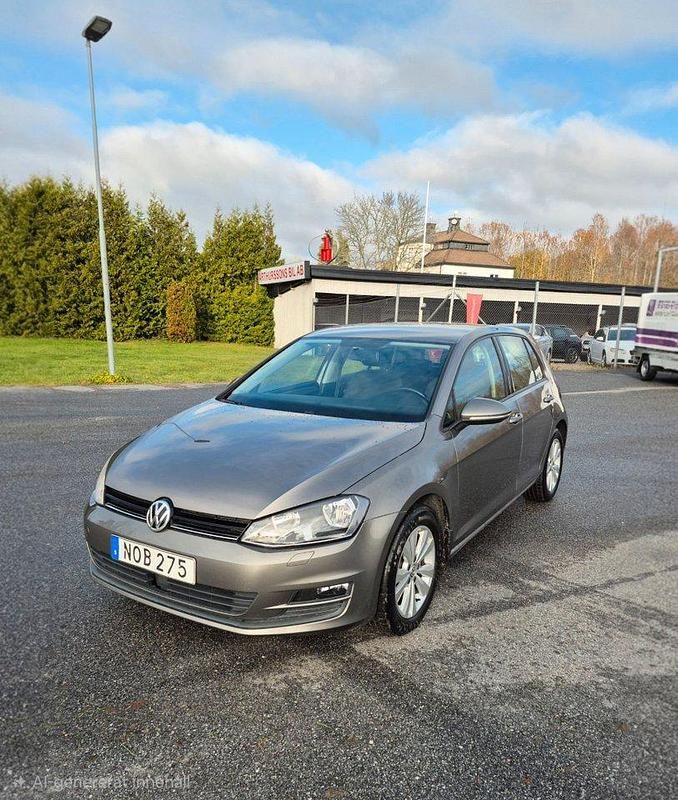 Grå Begagnad 2014 VW Golf VII Halvkombi | 98 000 kr (Marknadspris) - Bild 1/4