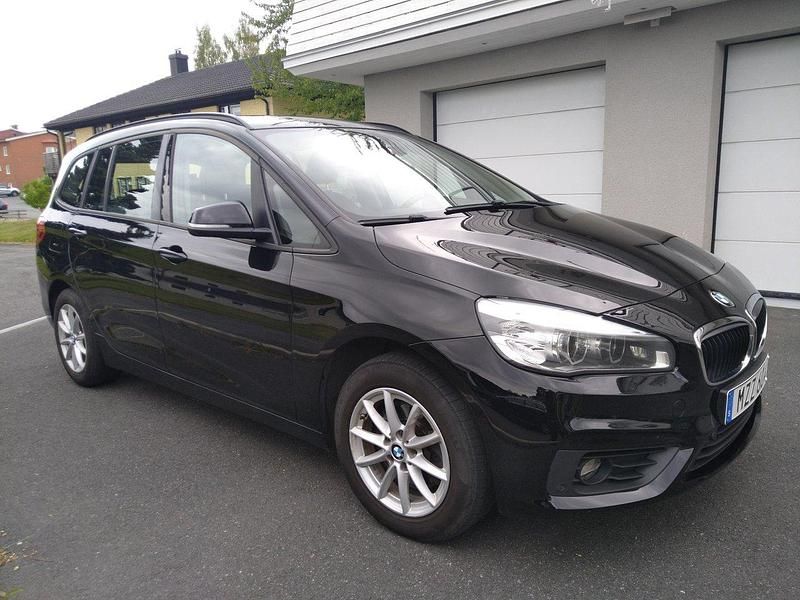 Svart Begagnad 2016 BMW 218 Gran Tourer Advantage Minibuss | 95 000 kr - Bild 1/4
