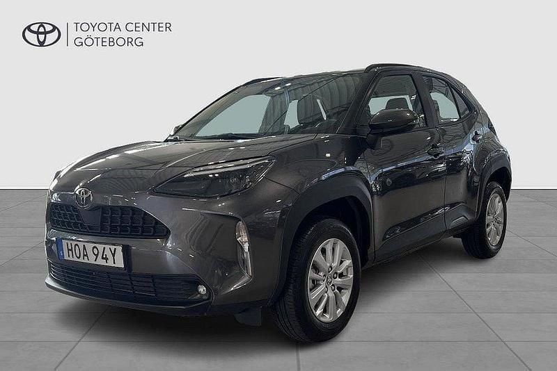 Mörkgrå Begagnad 2024 Toyota Yaris Cross Active SUV | 284 900 kr (Marknadspris) - Bild 1/4