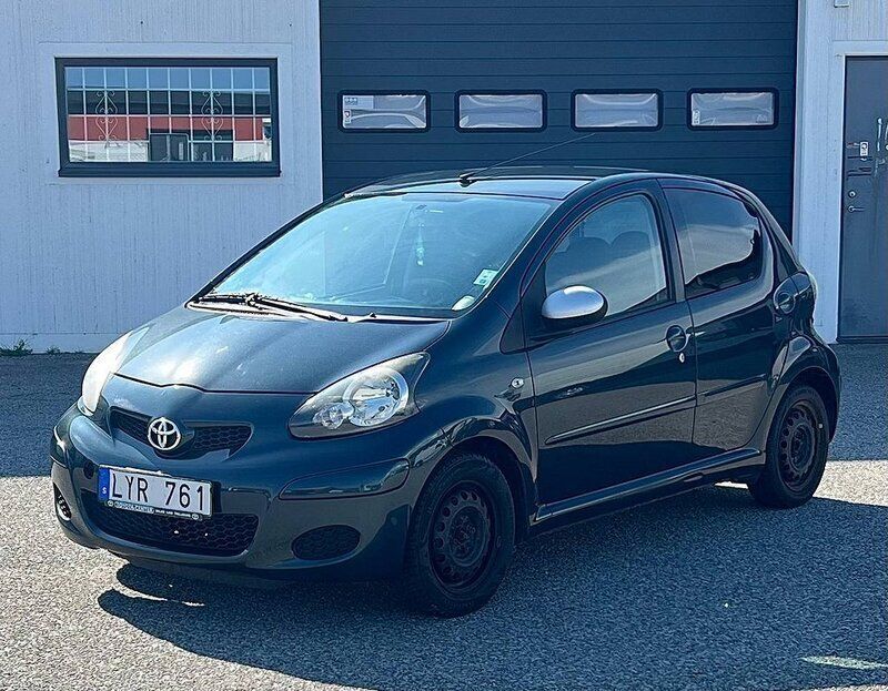 Mörkgrön Begagnad 2011 Toyota Aygo Halvkombi | 39 900 kr (Marknadspris) - Bild 1/4
