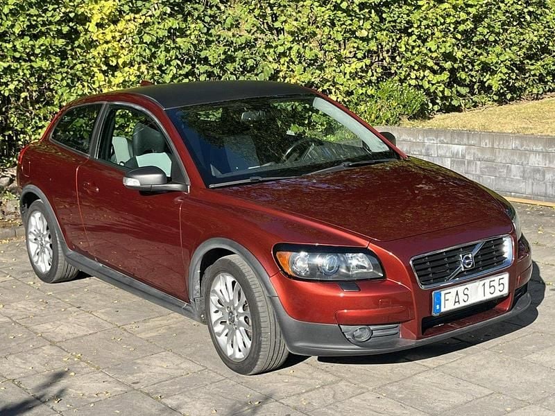 Röd Begagnad 2008 Volvo C30 Kinetic Halvkombi | 55 000 kr (Marknadspris) - Bild 1/4