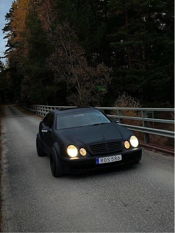 Svart Begagnad 2000 Mercedes CLK320 Avantgarde Sportkupé | 40 000 kr (Marknadspris) - Bild 1/4