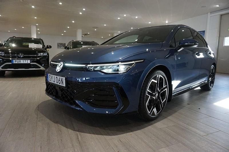 Blå Ny 2024 VW Golf VIII R-line Kombi | 344 500 kr (Dyr) - Bild 1/4