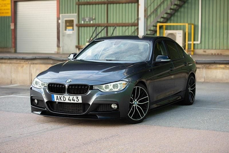 Grå Begagnad 2013 BMW 320 M Sport Sedan | 149 500 kr (Marknadspris) - Bild 1/4
