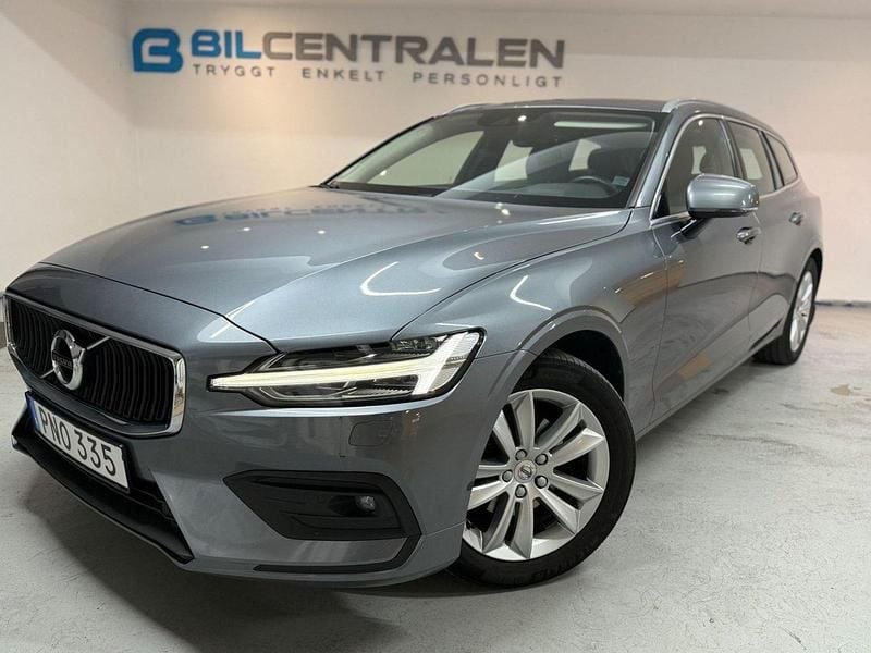 Grå Begagnad 2021 Volvo V60 Momentum Kombi | 249 900 kr (Marknadspris) - Bild 1/4