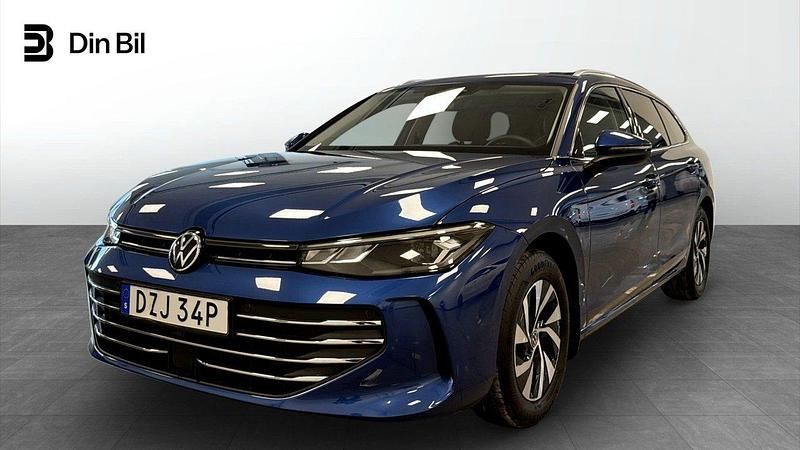Blå Begagnad 2024 VW Passat Business Kombi | 349 900 kr (Lite dyr) - Bild 1/4