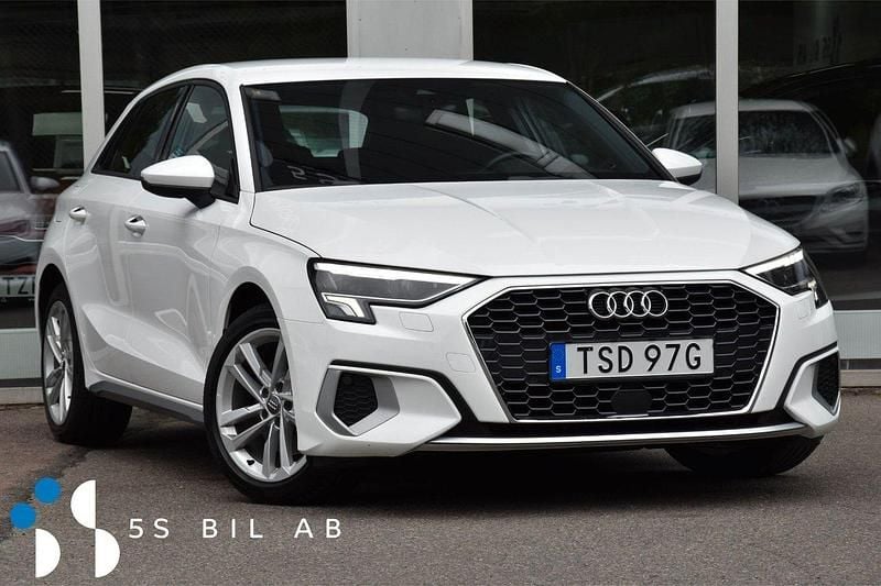 Vit Begagnad 2020 Audi A3 Sportback Sport Halvkombi | 214 900 kr (Marknadspris) - Bild 1/4