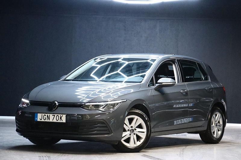 Grå Begagnad 2022 VW Golf VIII Halvkombi | 279 900 kr (Marknadspris) - Bild 1/4