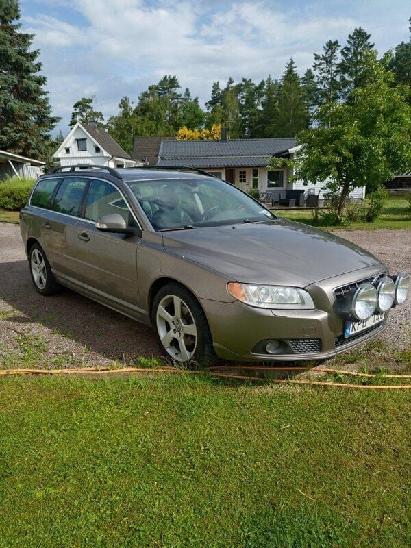 Grå Begagnad 2010 Volvo V70 Momentum Kombi | 52 000 kr (Marknadspris) - Bild 1/3