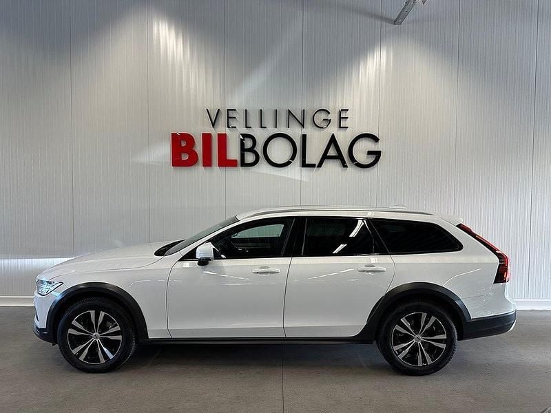 Vit Begagnad 2021 Volvo V90 CC Momentum Kombi | 299 500 kr (Marknadspris) - Bild 1/4