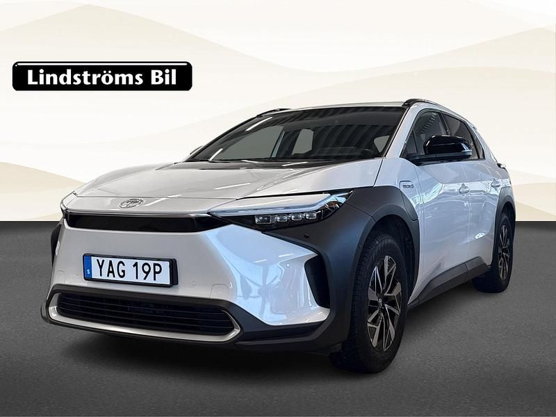 Vit Begagnad 2022 Toyota bZ4X Executive SUV | 379 900 kr (Marknadspris) - Bild 1/3