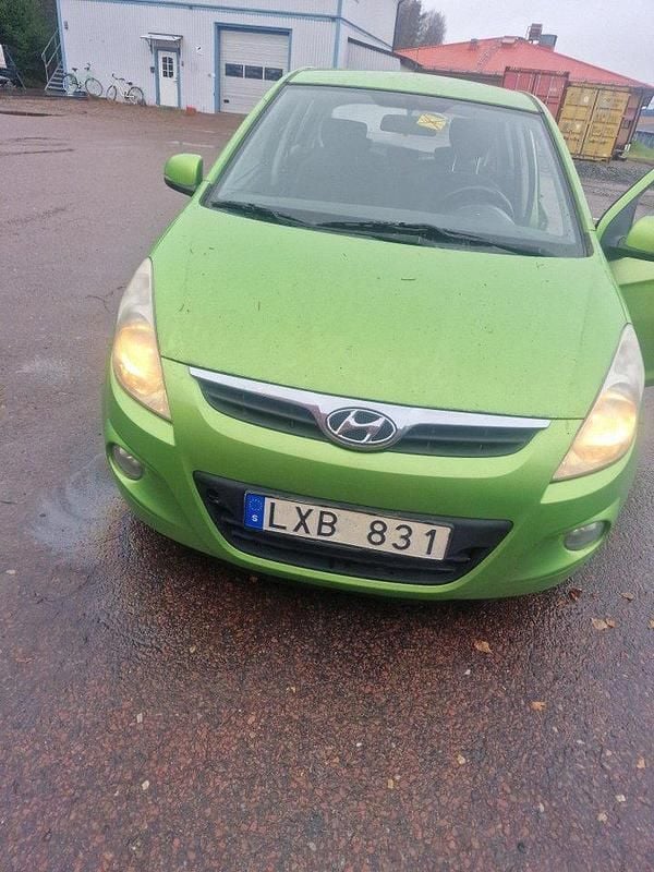 Grön Begagnad 2012 Hyundai i20 Premium Halvkombi | 10 000 kr (Superpris) - Bild 1/3