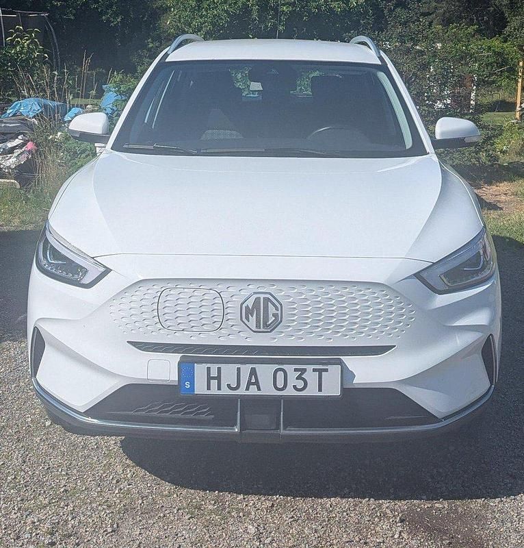 Vit Begagnad 2022 MG ZS Sedan | 214 995 kr (Superpris) - Bild 1/4